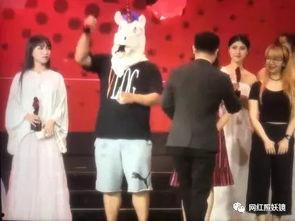 网红聚会跳舞现场照片,舞动光影，青春律动瞬间